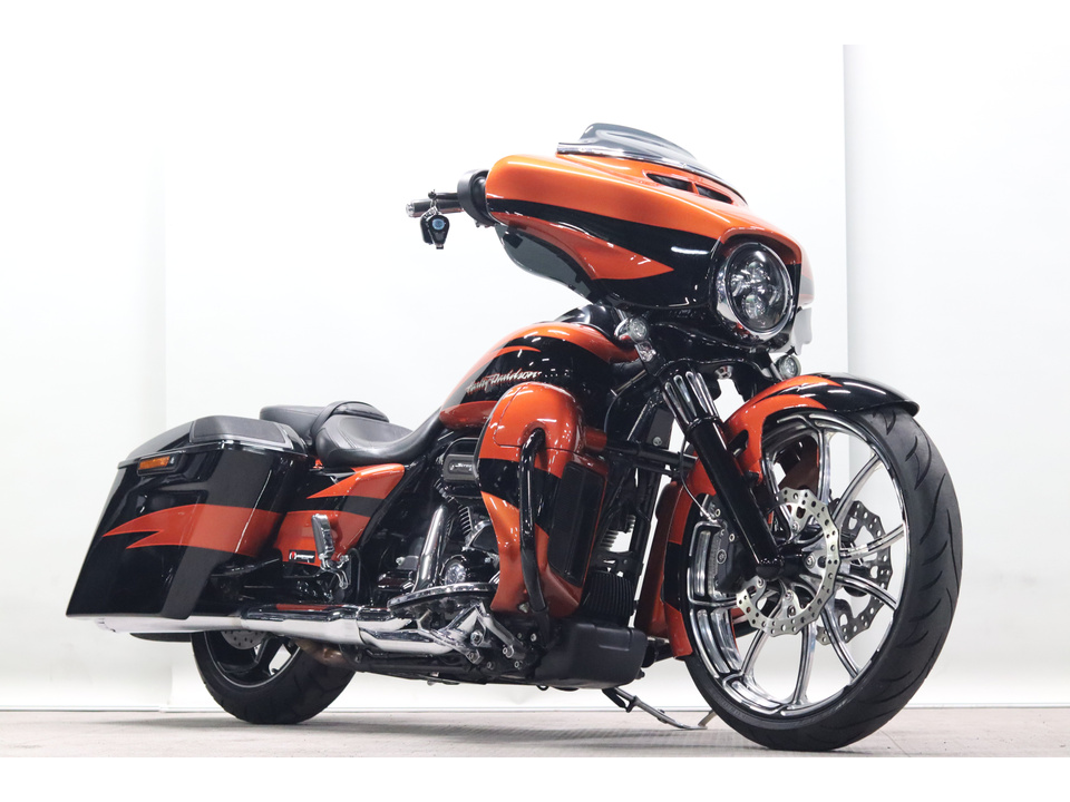 HARLEY-DAVIDSON FLHXSE CVO