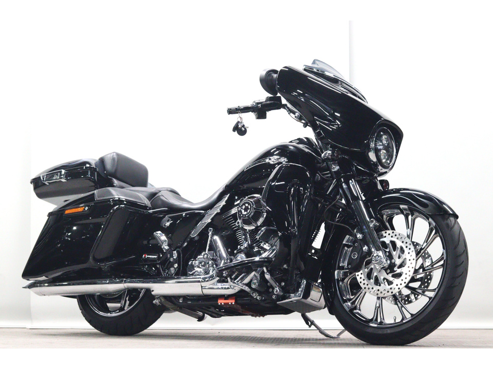 HARLEY-DAVIDSON FLHXSE CVO