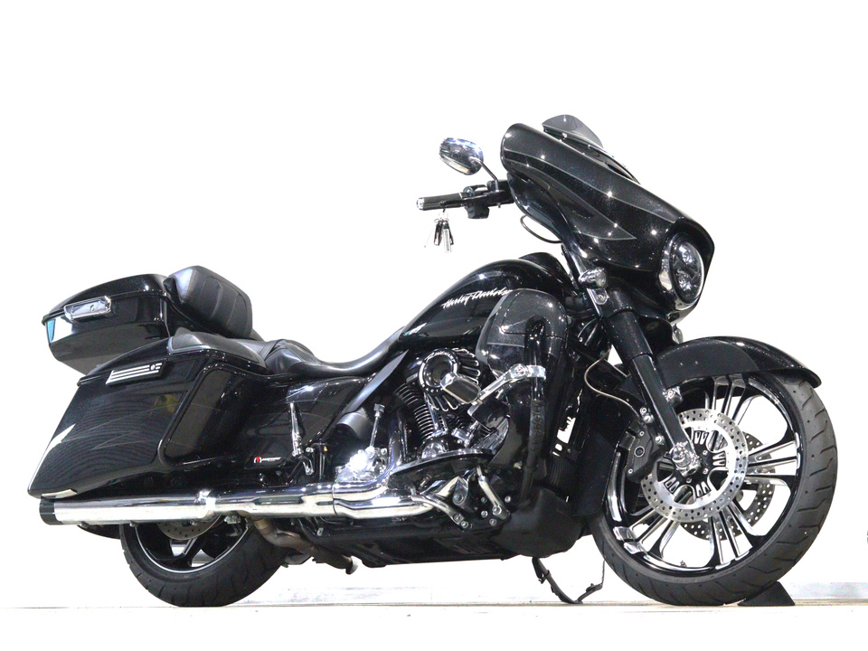 HARLEY-DAVIDSON FLHXSE CVO